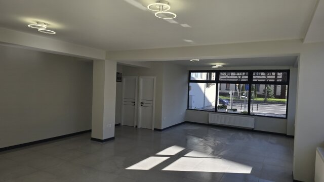 Centrul Civic, Brasov, Inchiriez spatiu comercial 70mp utili,