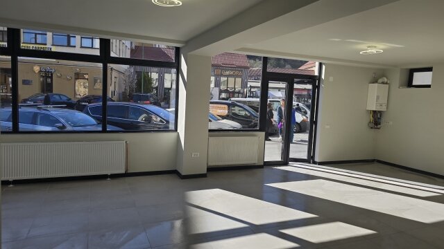 Centrul Civic, Brasov, Inchiriez spatiu comercial 70mp utili,