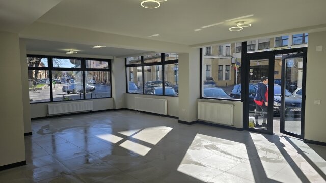 Centrul Civic, Brasov, Inchiriez spatiu comercial 70mp utili,
